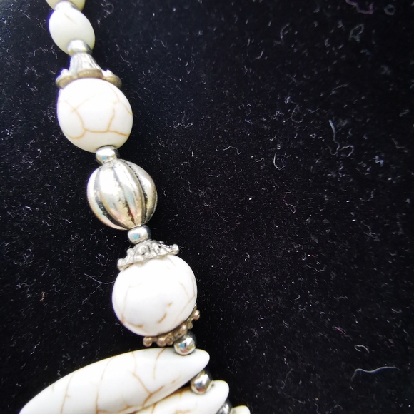 Dagger Bead Veined Stone Necklace - Picture 4 of 13